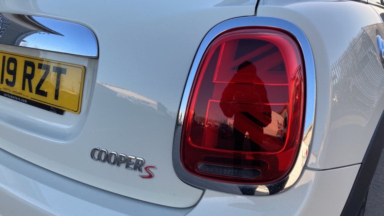 MINI Hatchback 2.0 Cooper S Exclusive II 5dr [Comfort/Nav Pack] Petrol Hatchback